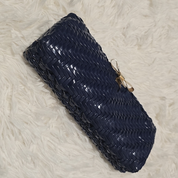 1950s Marcus Brothers Navy Wicker Clutch from Hong Kong with Gold Bow Clasp - Picture 2 of 7